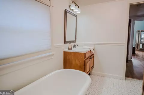 Bath - 428 Elm St, Barnesville, GA 30204 photo 6 of 8