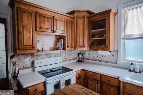 Kitchen - 428 Elm St, Barnesville, GA 30204 photo 3 of 10