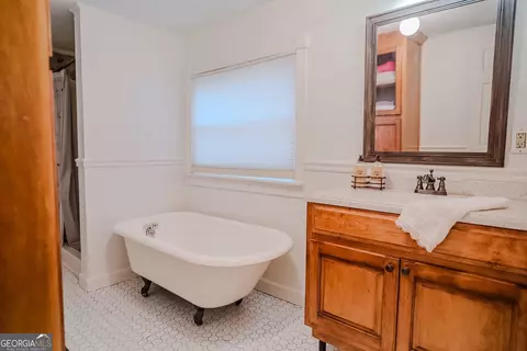 Bath - 428 Elm St, Barnesville, GA 30204 photo 5 of 8