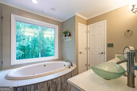 Bath - 3010 White Oak Ct, Lagrange, GA 30240 photo 3 of 7