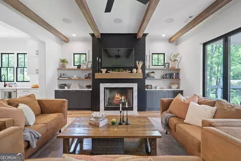 Living - 751 Bacon St, Madison, GA 30650 photo 2 of 8