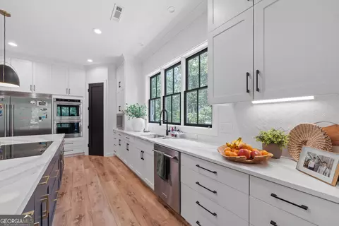 Kitchen - 751 Bacon St, Madison, GA 30650 photo 7 of 9