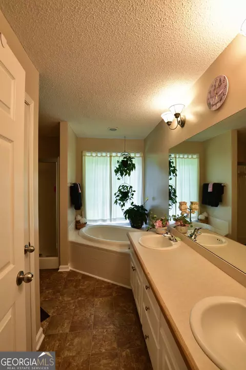 Bath - 150 Whitaker Rd, Lagrange, GA 30240 photo 2 of 6