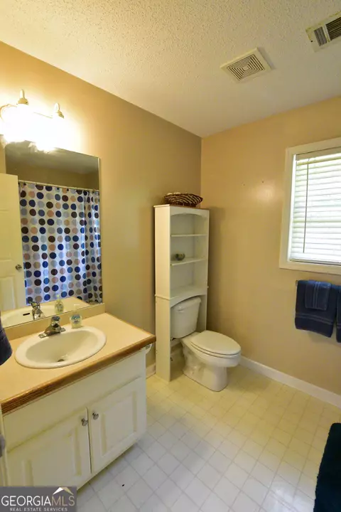 Bath - 150 Whitaker Rd, Lagrange, GA 30240 photo 5 of 6