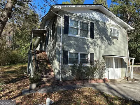 915 Lake Dr, Snellville, GA 30039