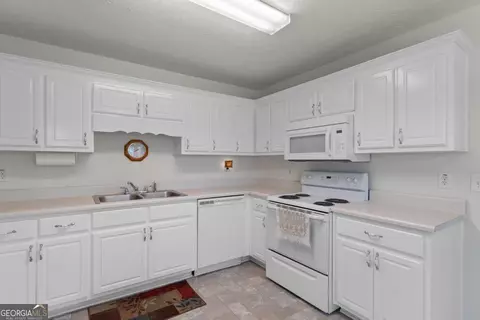Kitchen - 225 Chinns Way, Hampton, GA 30228 photo 2 of 2