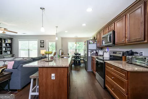 Kitchen - 125 Edgemont Ct, Lagrange, GA 30240 photo 2 of 3