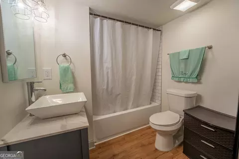 Bath - 128 Branch St, Toccoa, GA 30577 photo 1 of 3