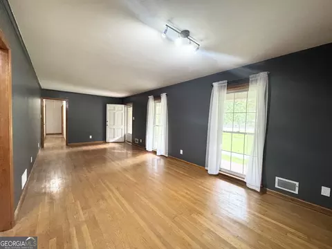 Living - 565 Thomson Rd, Washington, GA 30673 photo 5 of 6