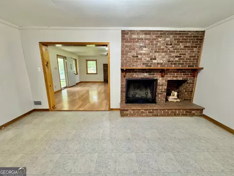 Living - 565 Thomson Rd, Washington, GA 30673 photo 4 of 6