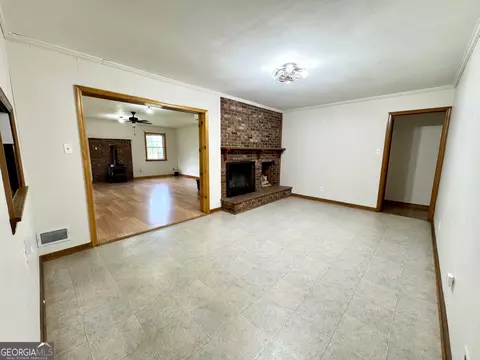 Living - 565 Thomson Rd, Washington, GA 30673 photo 3 of 6