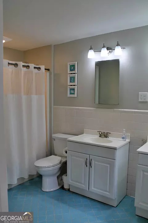 Bath - 120 Holmes St, Barnesville, GA 30204 photo 1 of 2