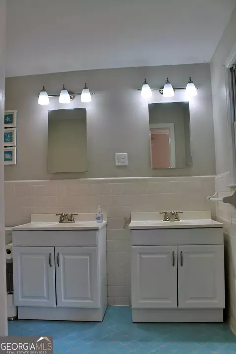 Bath - 120 Holmes St, Barnesville, GA 30204 photo 2 of 2