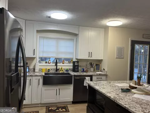 Kitchen - 582 West Rd, Williamson, GA 30292 photo 2 of 2
