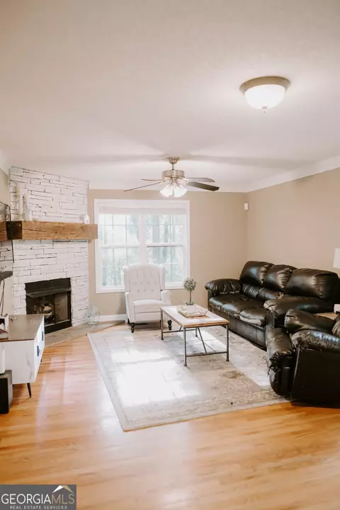 Living - 500 Lakeside Rd, Williamson, GA 30292 photo 2 of 2
