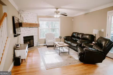 Living - 500 Lakeside Rd, Williamson, GA 30292 photo 1 of 2