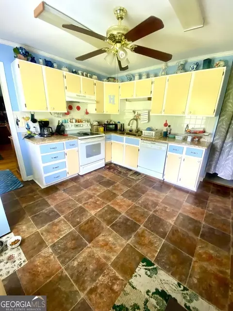Kitchen - 2557 Bartley Rd, Lagrange, GA 30240 photo 2 of 2