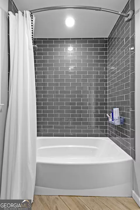 Bath - 100 Merrill Dr, Lagrange, GA 30241 photo 3 of 7