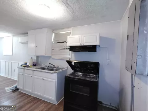 Kitchen - 107 Roberts St, Warner Robins, GA 31093 photo 1 of 2