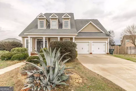 302 Meyers Lake Dr, Warner Robins, GA 31088