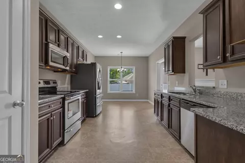 Entry Way - 502 Creekside Dr, Lagrange, GA 30240 photo 2 of 5