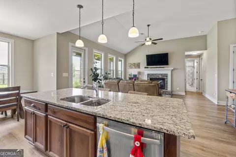Kitchen - 206 Barnyard Way, Perry, GA 31069 photo 7 of 8