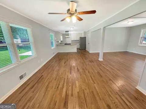 Living - 314 Pine St, Barnesville, GA 30204 photo 4 of 7
