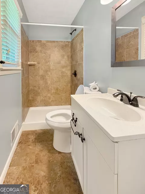 Bath - 314 Pine St, Barnesville, GA 30204 photo 1 of 2