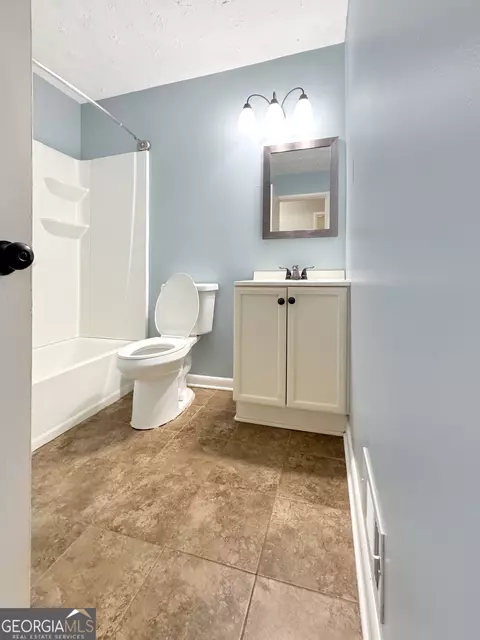 Bath - 314 Pine St, Barnesville, GA 30204 photo 2 of 2