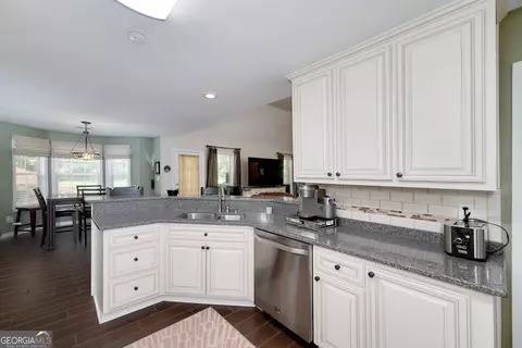 Kitchen - 245 Edenwylde Ct, Hampton, GA 30228 photo 2 of 4