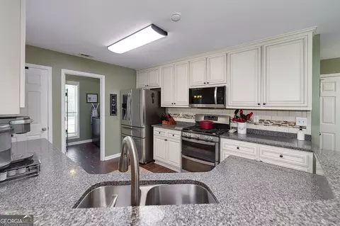 Kitchen - 245 Edenwylde Ct, Hampton, GA 30228 photo 3 of 4