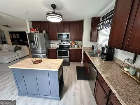 Kitchen - 298 Timberwind Dr, Byron, GA 31008 photo 4 of 5