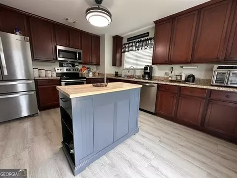 Kitchen - 298 Timberwind Dr, Byron, GA 31008 photo 3 of 5