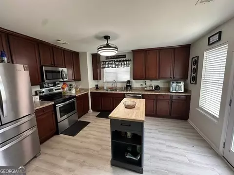 Kitchen - 298 Timberwind Dr, Byron, GA 31008 photo 2 of 5
