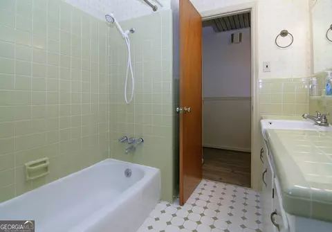 Bath - 350 Laurel Ln, Lagrange, GA 30241 photo 3 of 3