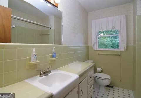 Bath - 350 Laurel Ln, Lagrange, GA 30241 photo 2 of 3