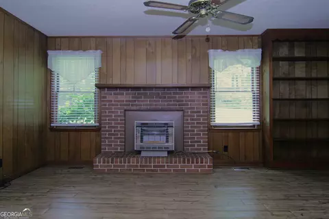 Living - 350 Laurel Ln, Lagrange, GA 30241 photo 3 of 13