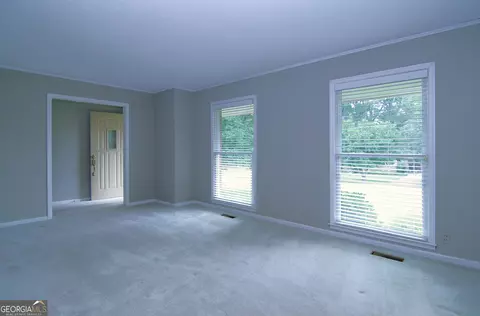 Living - 350 Laurel Ln, Lagrange, GA 30241 photo 10 of 13
