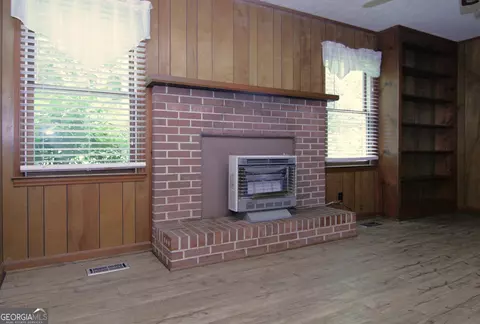 Living - 350 Laurel Ln, Lagrange, GA 30241 photo 4 of 13
