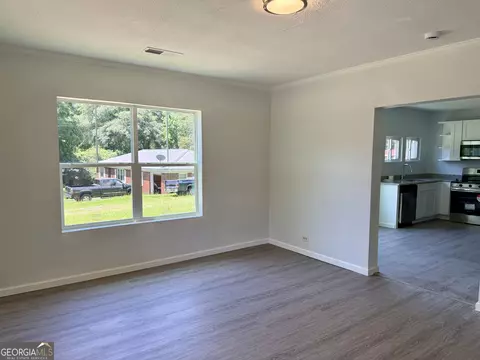 Living - 180 Pine Cir, Lagrange, GA 30241 photo 2 of 4