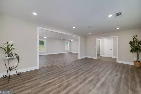 Living - 146 Rivers Rd, Williamson, GA 30292 photo 3 of 6