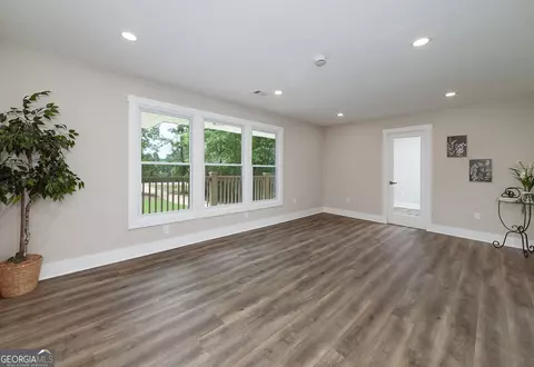 Living - 146 Rivers Rd, Williamson, GA 30292 photo 2 of 6