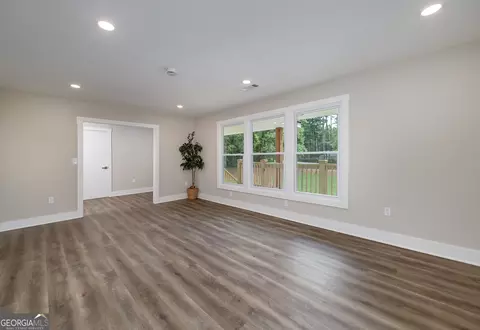 Living - 146 Rivers Rd, Williamson, GA 30292 photo 4 of 6