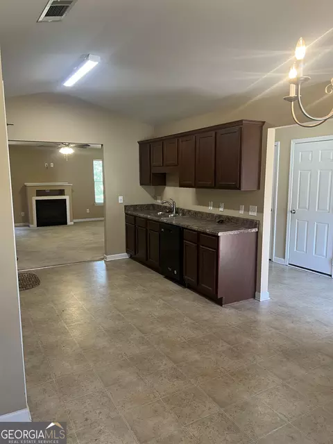 Kitchen - 152 Back Cedar Ln, Warner Robins, GA 31093 photo 2 of 2