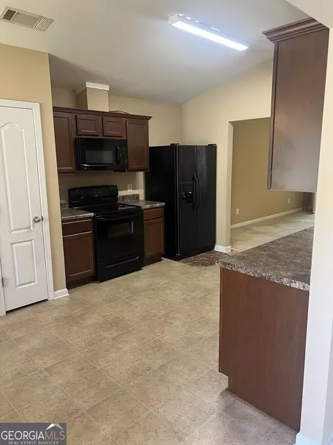 Kitchen - 152 Back Cedar Ln, Warner Robins, GA 31093 photo 1 of 2