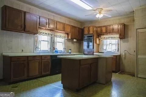 Kitchen - 376 Covington St, Jackson, GA 30233 photo 2 of 4