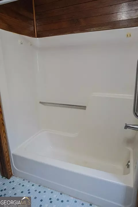 Bath - 376 Covington St, Jackson, GA 30233 photo 5 of 11