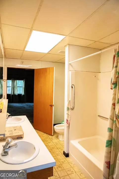 Bath - 376 Covington St, Jackson, GA 30233 photo 7 of 11