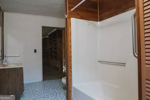 Bath - 376 Covington St, Jackson, GA 30233 photo 2 of 11