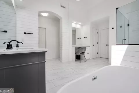 Bath - 100 Castlebrook Chase, Tyrone, GA 30290 photo 5 of 17